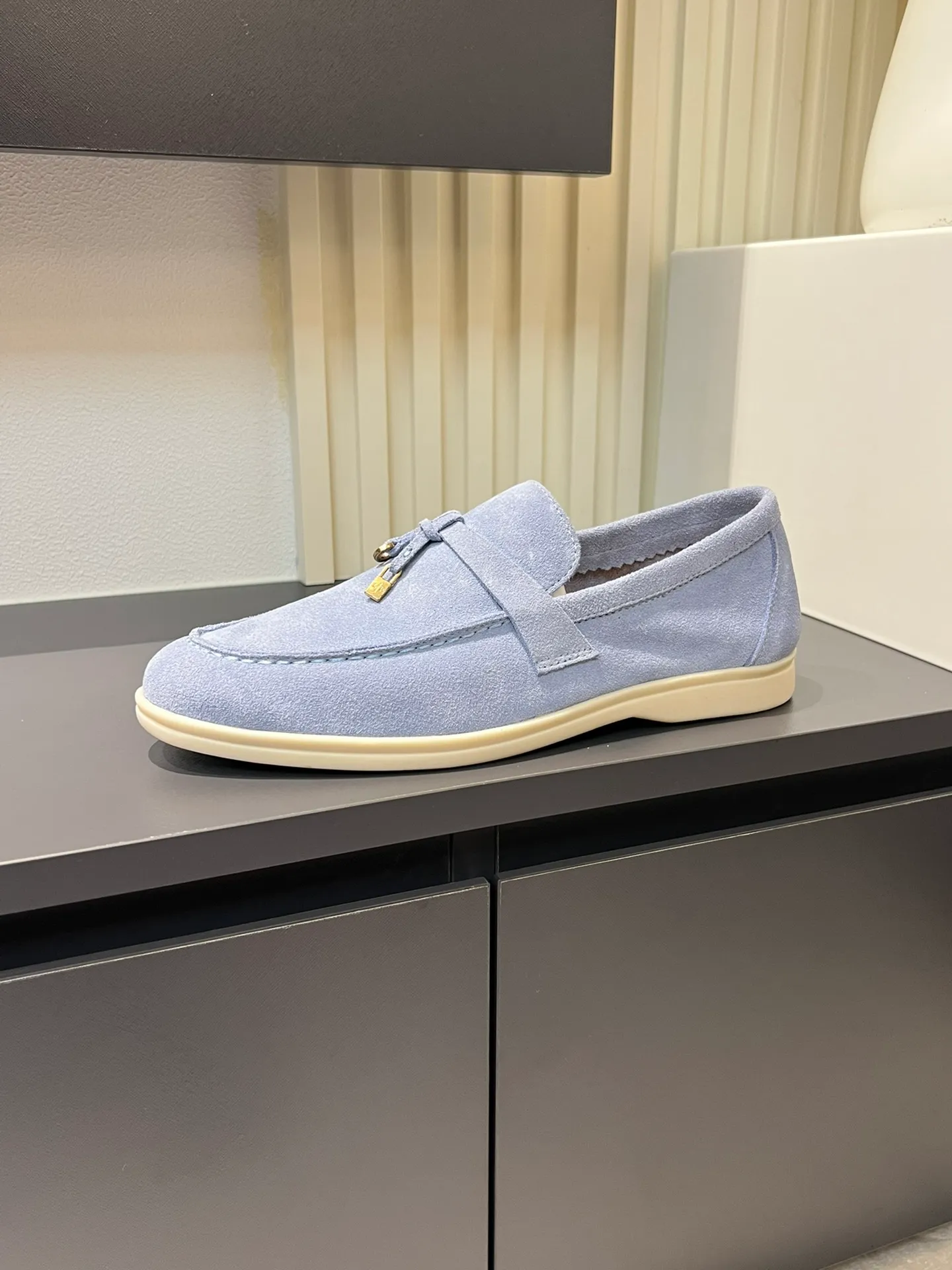 Men's shoes 💰p360 "Loro men's shoes 💰pian'*" Classic L men's shoes for couples 💰p Top version British flat loafers, a must-have item in old money style, the minimalist design is eye-catching and durable, a plus point for dressing The soft foot feel and texture are outstanding. They don’t scratch your feet and are very nice. They are matched with soft and waxy soles. They can be worn daily for a long time without getting tired. They are easy to wear, versatile and classic items, with perfect foot feel and texture! Imported cashmere fabric, the lining is made of imported A-grade water-dyed cow lining, the top version of the genuine leather midsole is sewn with pure handmade mark thread! Size: Female 35-40 (34. Customized) Male 38-44 (45.46. Customized)